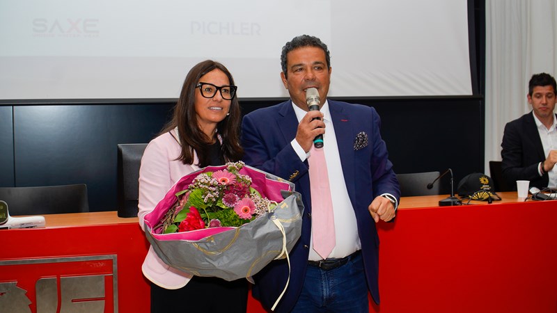 Vorstandsmitglied Dorotea Mader wurde von Sporthilfe Präsident Dr. Giovanni Podini für die professionelle Moderation des Events mit Blumen überrascht.