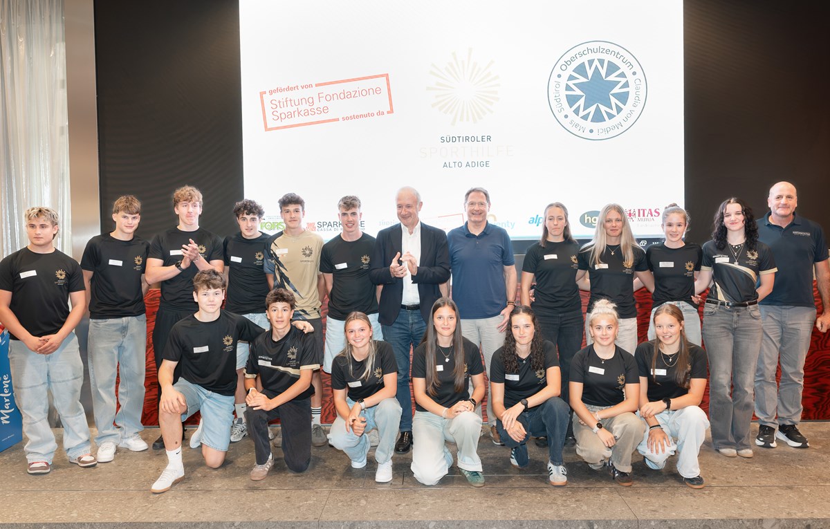 Stiftungspräsident Stefan Pan mit jenen 22 Athleten, die die Sportoberschule Mals besuchen, und Teil des Sporthilfe-Wintersportteams sind.