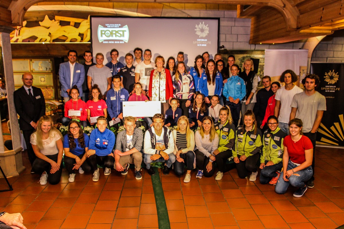 Foto di gruppo dei talenti sostenuti con gli ospiti d`onore