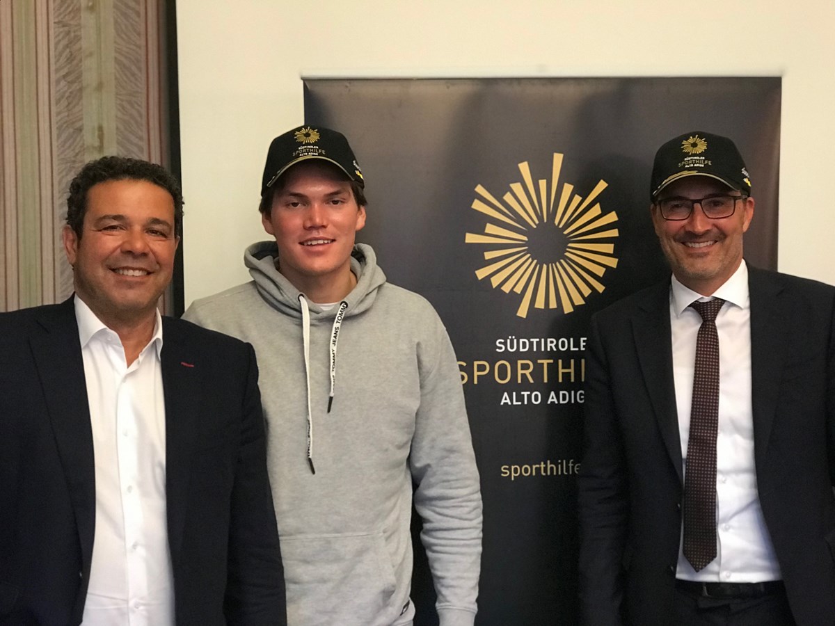 Giovanni Podini mit dem Jugendsportler des Jahres Alex Vinatzer (Ski Alpin) und dem LH und Landesrat für Sport Arno Kompatscher