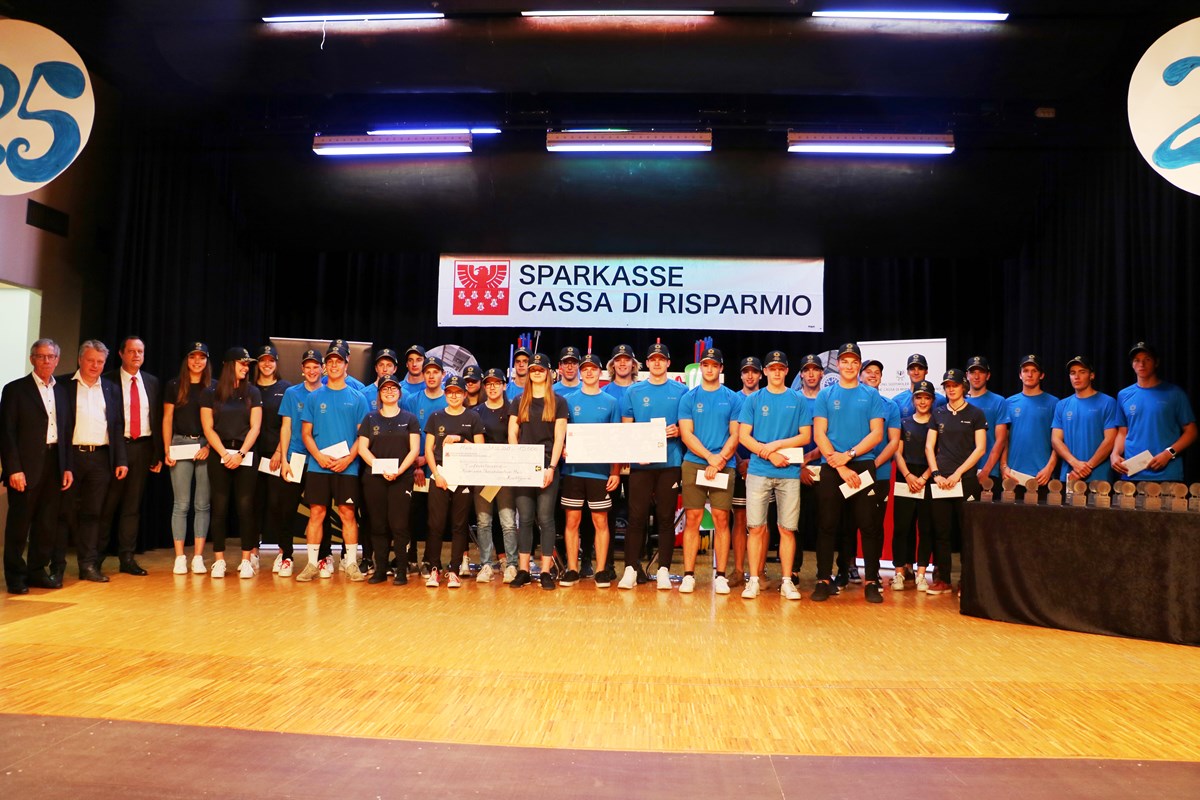 36 altlete e atleti hanno ricevoto gli assegni di sussidio venerdí alle festea de 25 anni della scula sportiva di Malles