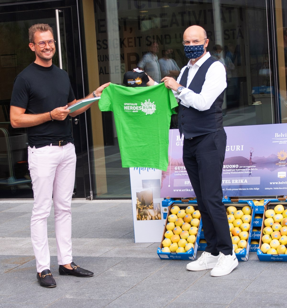 Gerhard Vanzi consegna la t-shirt come ringraziamento al CEO dei Hotel BELVITA Oberhofer