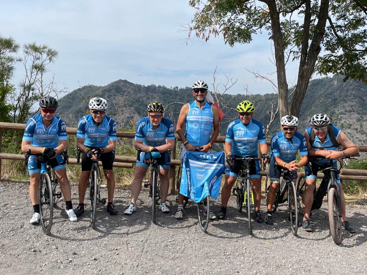 Orgogliosi di presentare il LOGO di Sporthilfe durante il loro viaggio in bicicletta da Bolzano a Napoli