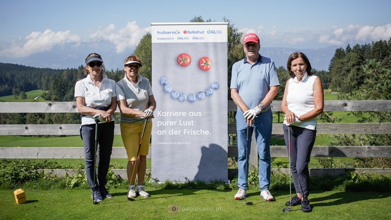 Bei strahlendem Sonnenschein gingen rund 130 Teilnehmer per Kanonenstart auf die Golfrunde.