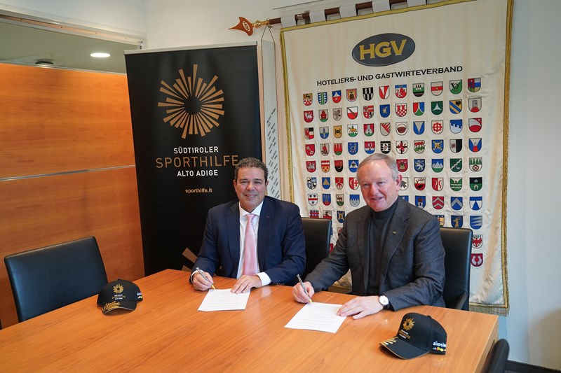 Sporthilfe-Präsident Giovanni Podini (l.) und HGV-Präsident Manfred Pinzger (r.) zeigten sich von der bisherigen Zusammenarbeit sehr erfreut und bekräftigen die weitere Zusammenarbeit mit ihrer Unterschrift.