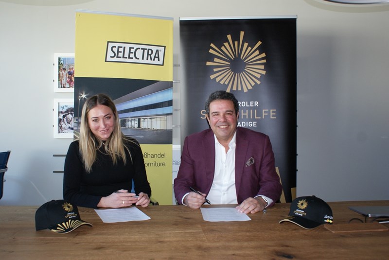 Die Selectra AG und die Südtiroler Sporthilfe gehen ab 2024 gemeinsame Wege. Jessika Pernthaler (l.) und Giovanni Podini (r.) bei der Vertragsunterzeichnung.