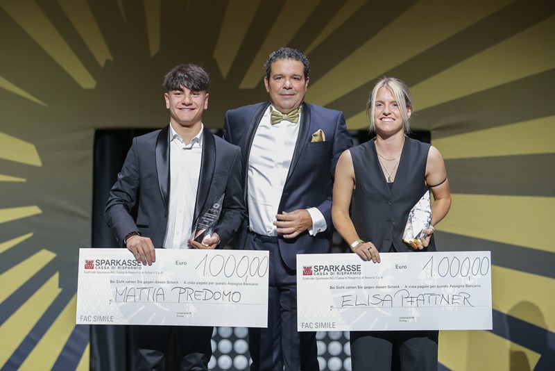 Die Gewinner des Ossi Pircher Preises 2022 Elisa Pfattner (Fußball) und Mattia Predomo (Bahnradsport) mit SH-Präsident Giovanni Podini.