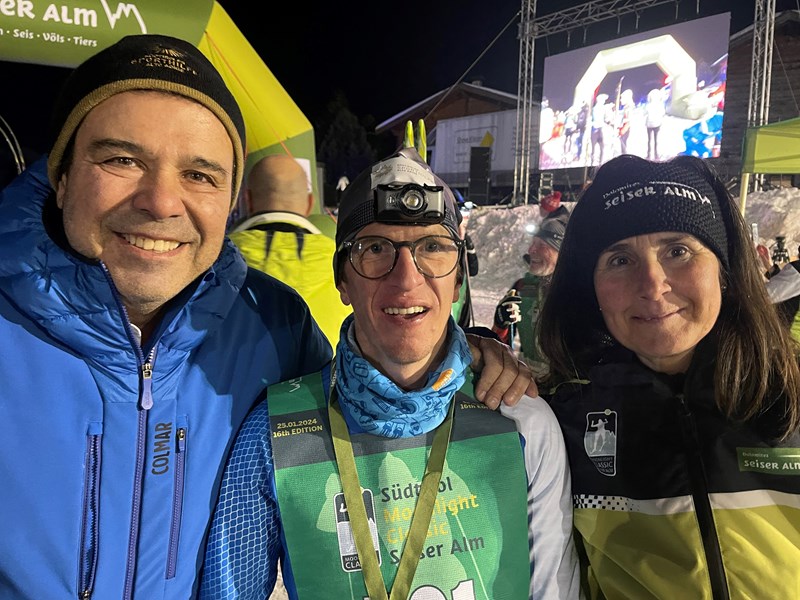 Sporthilfe-Präsident Giovanni Podini, Sporthilfe-Athlet Peter Schroffenegger und die Bürgermeisterin von Kastelruth Cristina Pallanch.