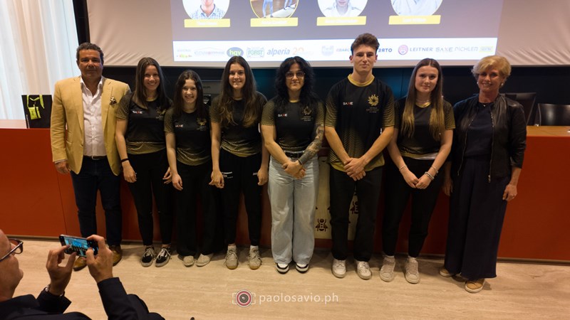 6 atlete/i sostenute/i delle discipline judo, sollevamento pesi, bmx e scherma con il presidente delle Sporthilfe Giovanni Podini e la presidente del Consiglio di Gestione Alperia Flora Kröss.