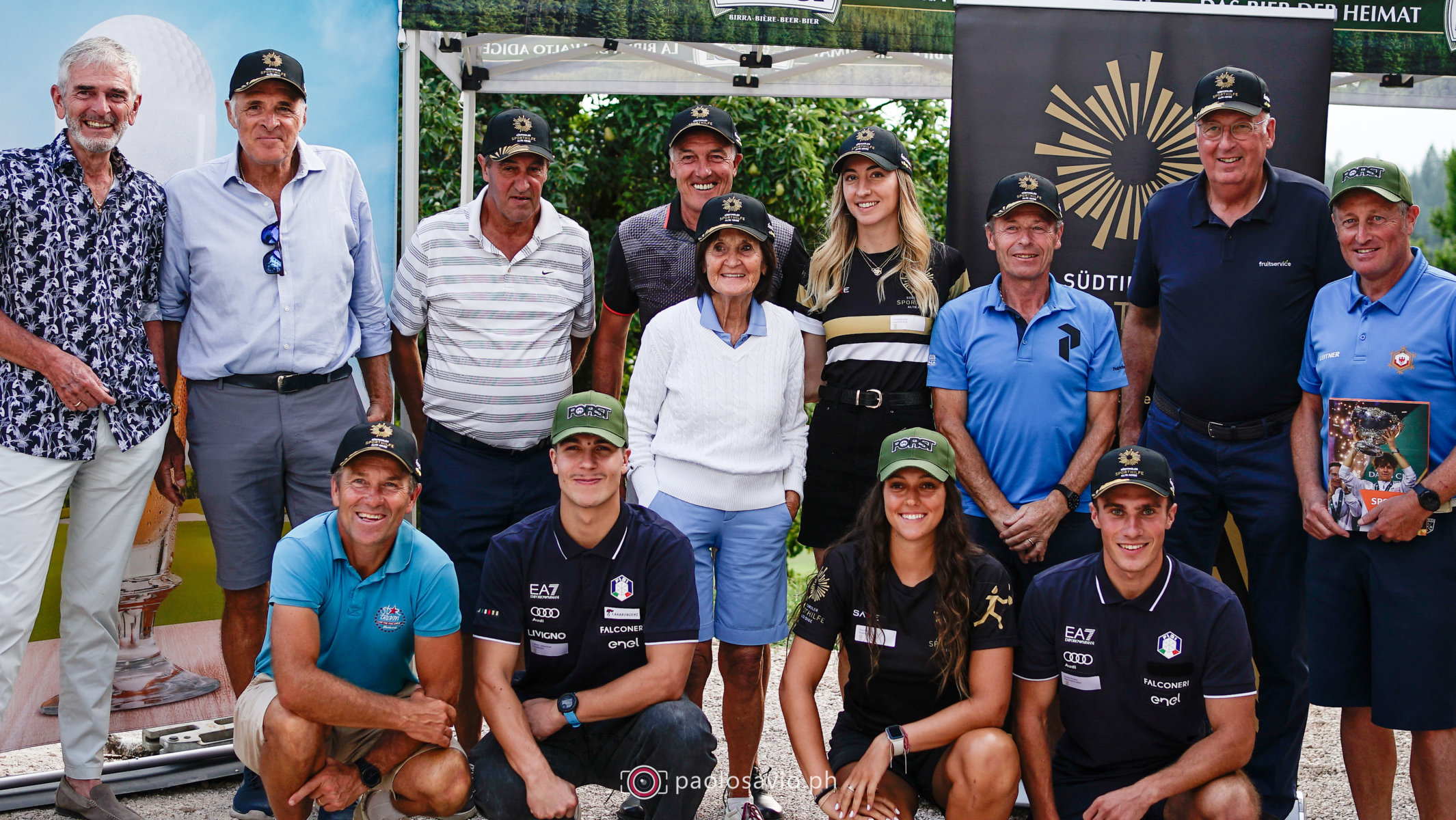 Aktuelle und ehemalige Sportler unter sich: hintere Reihe v.l.n.r. Hans Joachim Nothelfer, Much Mair, Guido Paur, Pepi Ploner, Giustina Putzer Demetz, Petra Nardelli, Alfred Runggaldier, Norbert Gasser und Markus Ortler. Vordere Reihe v.l.n.r. Peter Runggaldier, Fabian Lantschner, Yasmine Hamza und Daniel Gruber