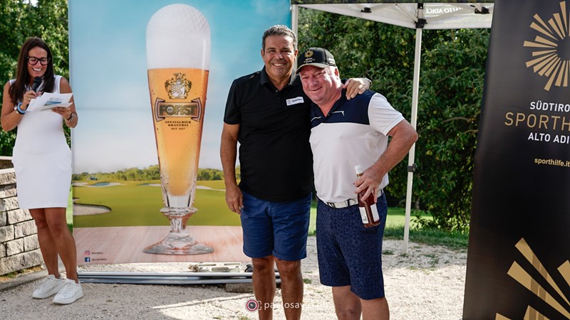 Golf Pro Ben Mannix (r.) erführ lobende Worte von Sporthilfe Präsident Giovani Podini (Mitte) und Vorstandsmitglied Dorotea Mader (l.).