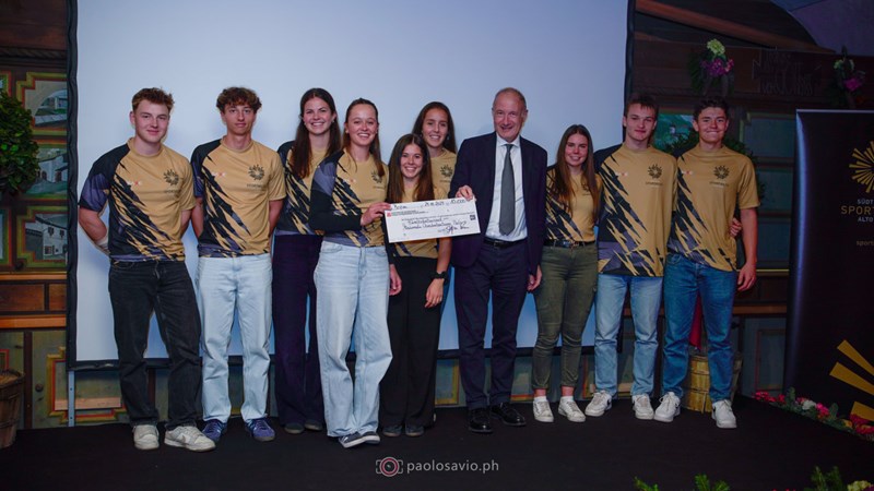 Stefan Pan, presidente della Fondazione Cassa di Risparmio, consegna l’assegno da 15.000 € agli studenti della Scuola Sportiva di Malles (foto: Paolo Savio).