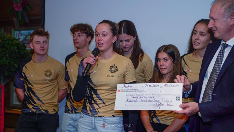 La fondista Marie Schwitzer della Scuola Sportiva di Malles ha ringraziato la Sporthilfe Alto Adige, la Fondazione Cassa di Risparmio di Bolzano e tutti i partner e gli sponsor presenti per il loro prezioso sostegno a nome di tutti gli atleti (foto: Paolo Savio).