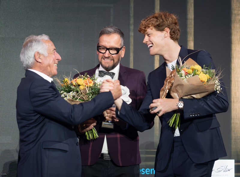 La leggenda dello sci Gustav Thöni (a sinistra) si congratula con l'asso del tennis Jannik Sinner (a destra) per aver vinto il premio “Sportivo dell'anno 2024”. Georg Pircher (al centro) ha ritirato il premio a nome di Dominik Paris.