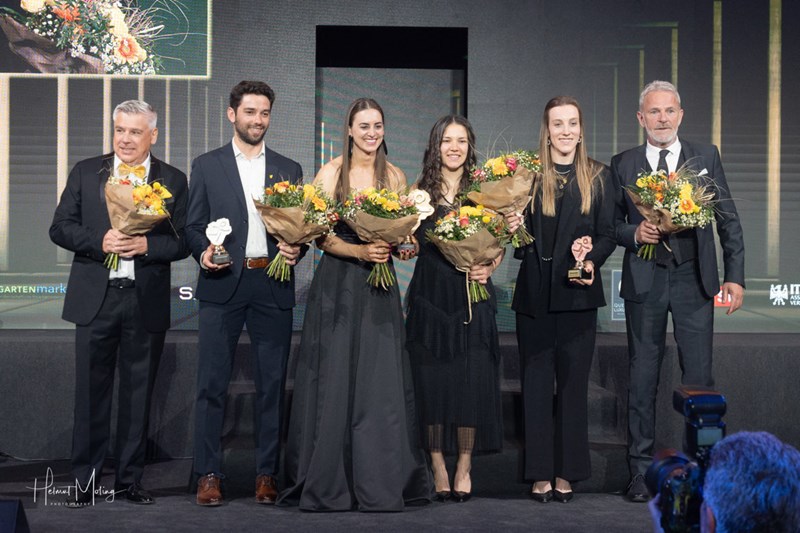 Le atlete di slittino su pista artificale Andrea Vötter e Marion Oberhofer (al centro) sono state la miglior squadra del 2024, seguite dall'HC Pustertal (a sinistra) e dall'SSV Brixen - pallamano femminile (a destra).