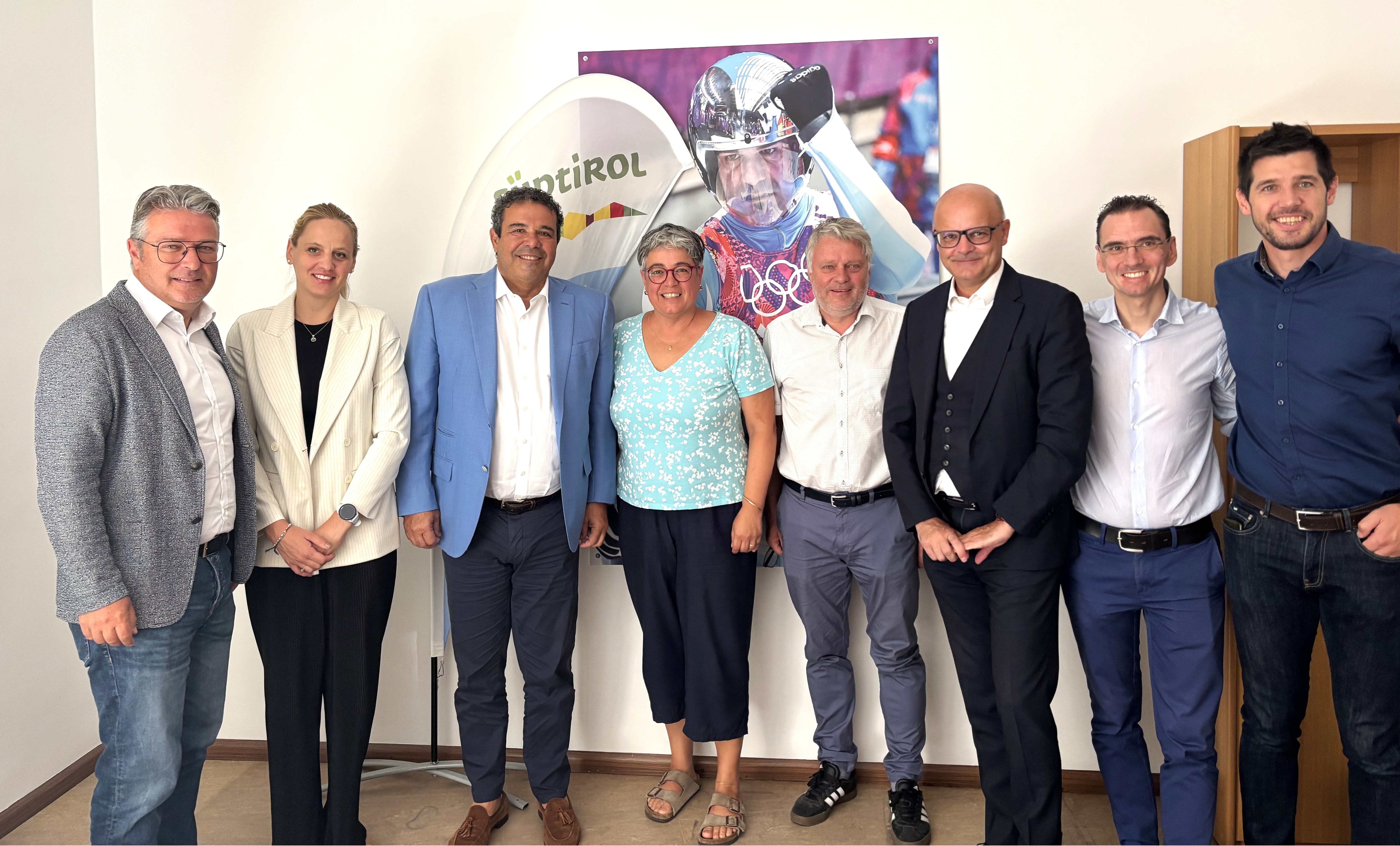 Una delegazione di Sporthilfe Alto Adige ha fatto visita alla nuova direttrice dell’Ufficio Sport: da sinistra il vicepresidente Jochen Schenk, la collaboratrice di Sporthilfe Alexia Demez, il presidente Giovanni Podini, la direttrice dell’Ufficio Sport Laura Savoia, i membri del consiglio direttivo Georg Altstätter, Gerhard Vanzi, Mirco Marchiodi e il direttore di Sporthilfe Georg Gasser.