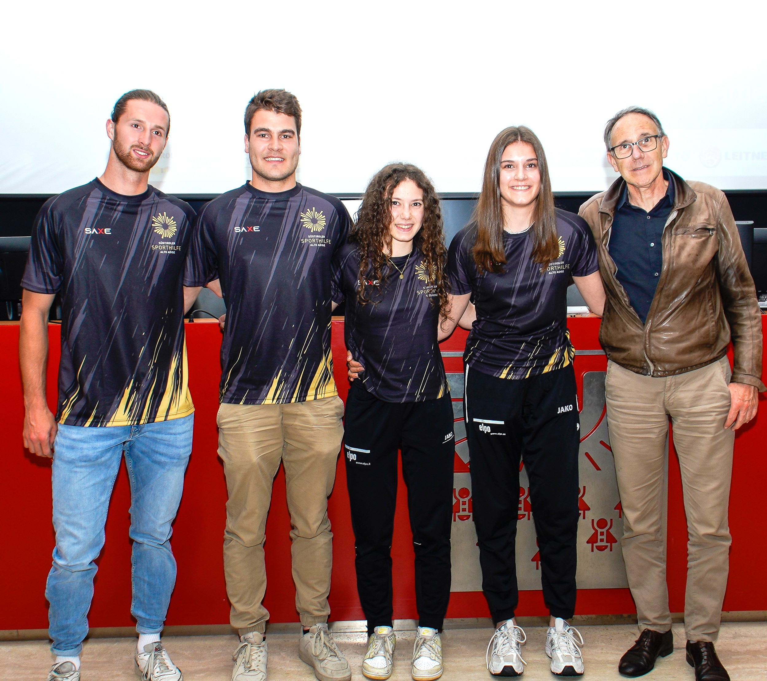 Un sentito ringraziamento ad Armin Hölzl (a destra nella foto), che ha diretto per oltre 20 anni l'Ufficio Sport in qualità di direttore. Nella foto insieme agli atleti Hannes Alber, Christoph Moser, Anna Oberhuber e Laura Obojes.