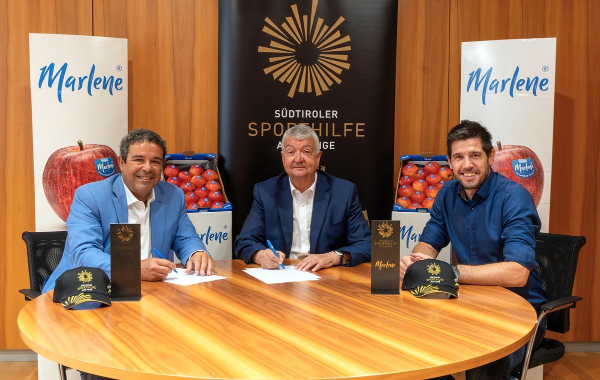 Giovanni Podini (presidente di Sporthilfe) con il presidente di VOG Georg Kössler e il direttore di Sporthilfe Georg Gasser nella Casa della Mela.