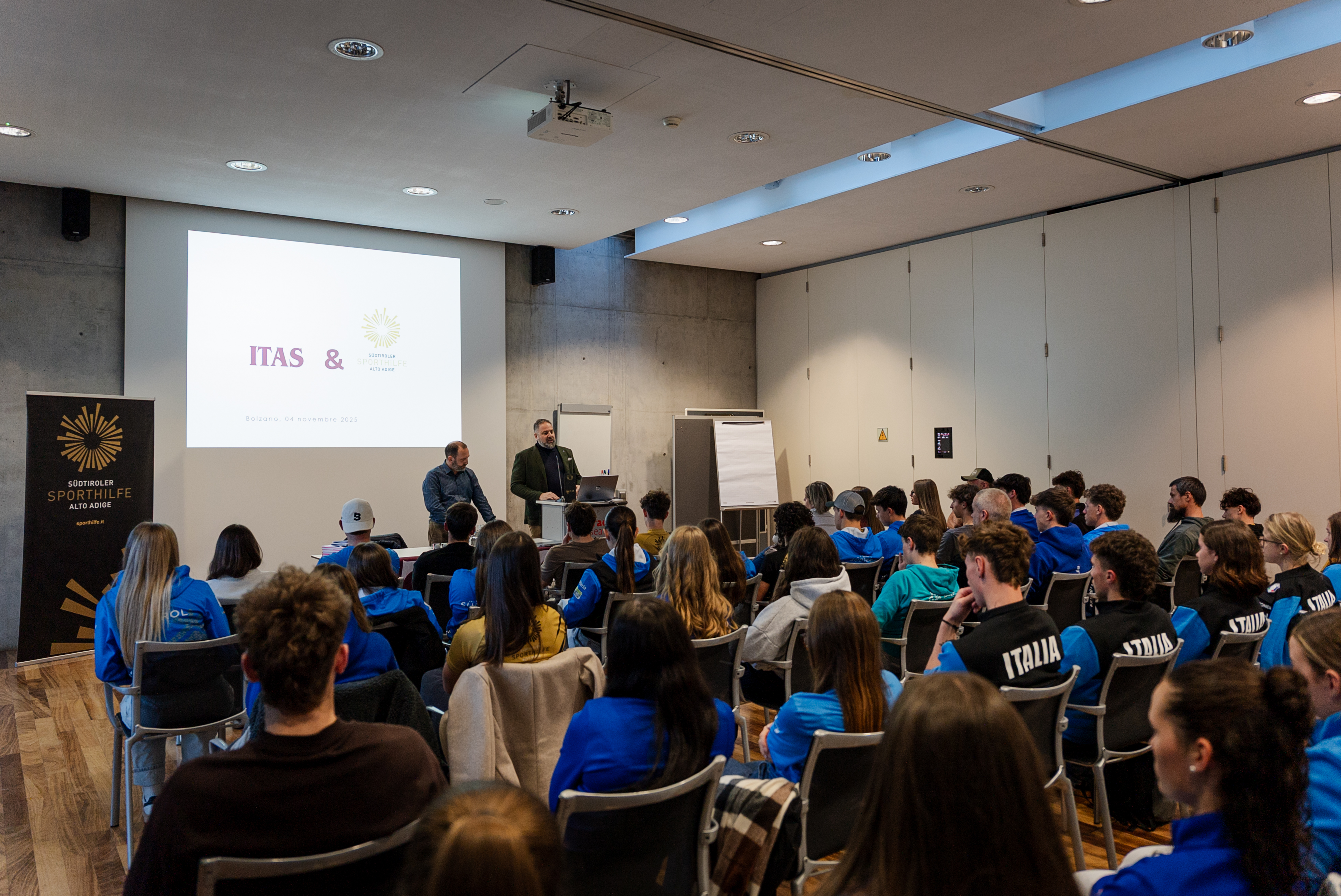 Oltre 70 atlete e atleti hanno seguito presso l’Eurac una conferenza interessante dedicata al tema delle assicurazioni nello sport.