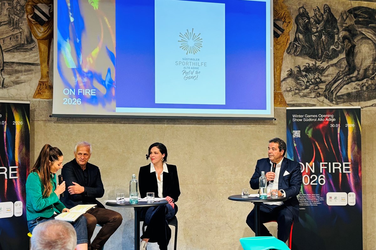 Der Kulturverein Arton präsentierte im Rahmen der Pressekonferenz im Schloss Maretsch gemeinsam mit Giovanni Podini (rechts) die ON FIRE SHOW 2026.