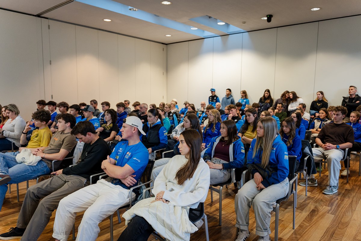 Über 70 Athletinnen und Athleten hörten sich in den Räumlichkeiten der Eurac einen spannenden Vortrag über Versicherungen im Sport an.