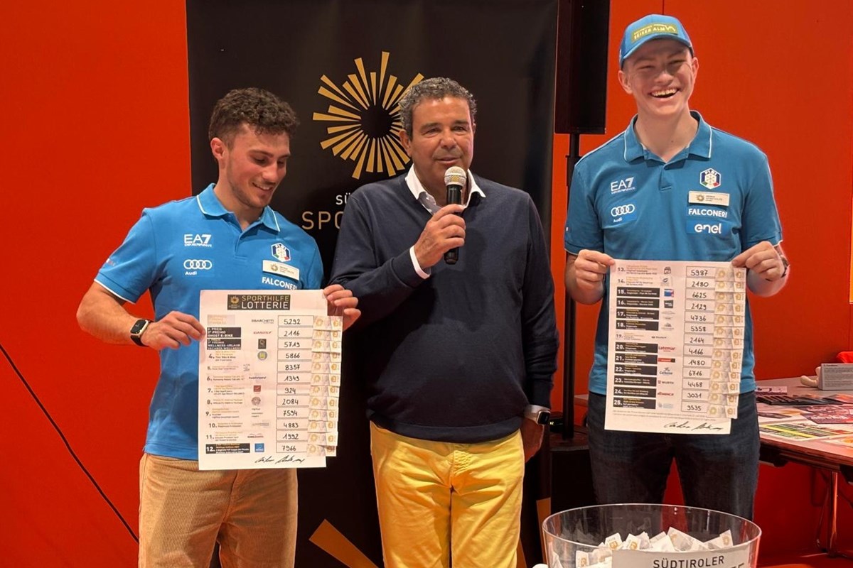 Die Naturbahnrodler Daniel Gruber und Tobias Paur mit Sporthilfe-Präsident Giovanni Podini nach der Auslosung.